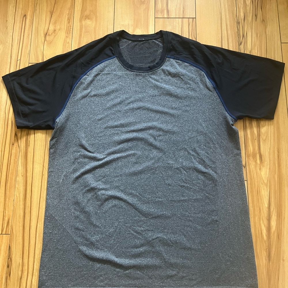 ❌ SOLD ❌ lululemon athletica Black and Gray Short Sleeve Tee